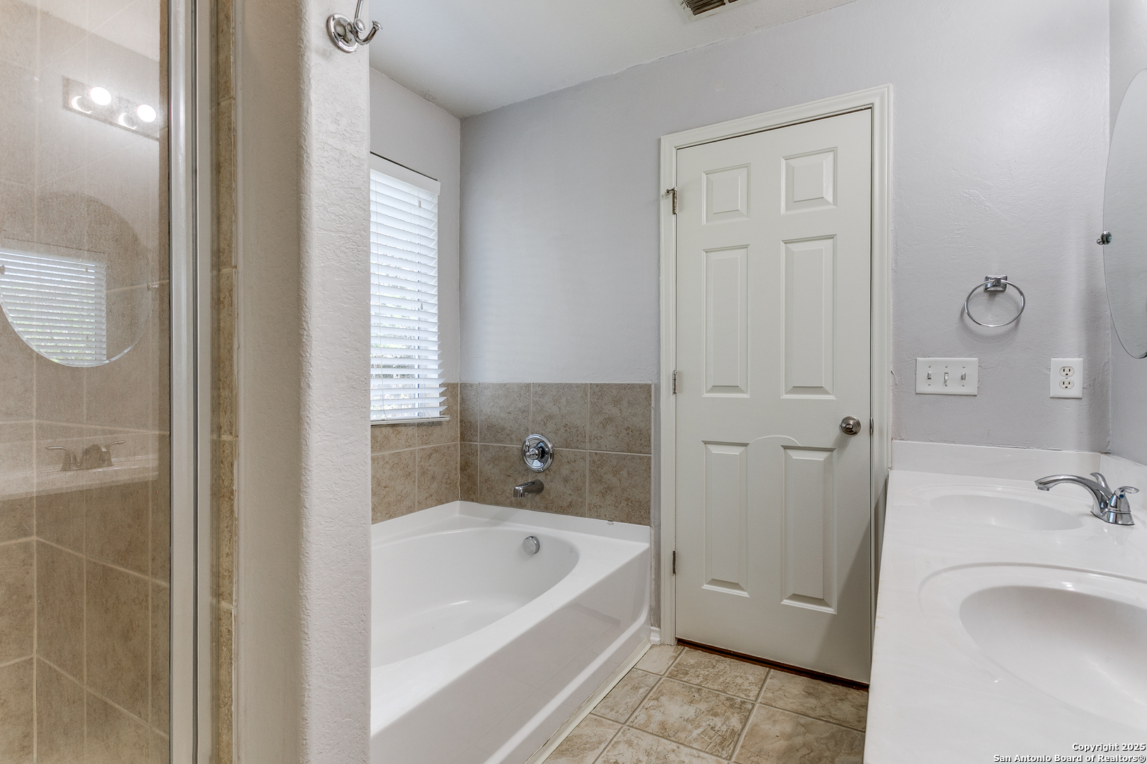 3603 Aranda Fields Converse, TX 78109 - Photo 6 of 13 a bathroom with a tub sink and mirror