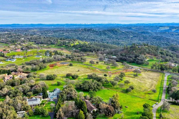 a view of a houses with a yard