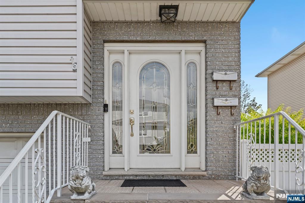 17 Acorn Road Secaucus, NJ 07094 - Photo 3 of 44