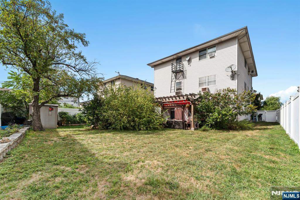 17 Acorn Road Secaucus, NJ 07094 - Photo 32 of 44