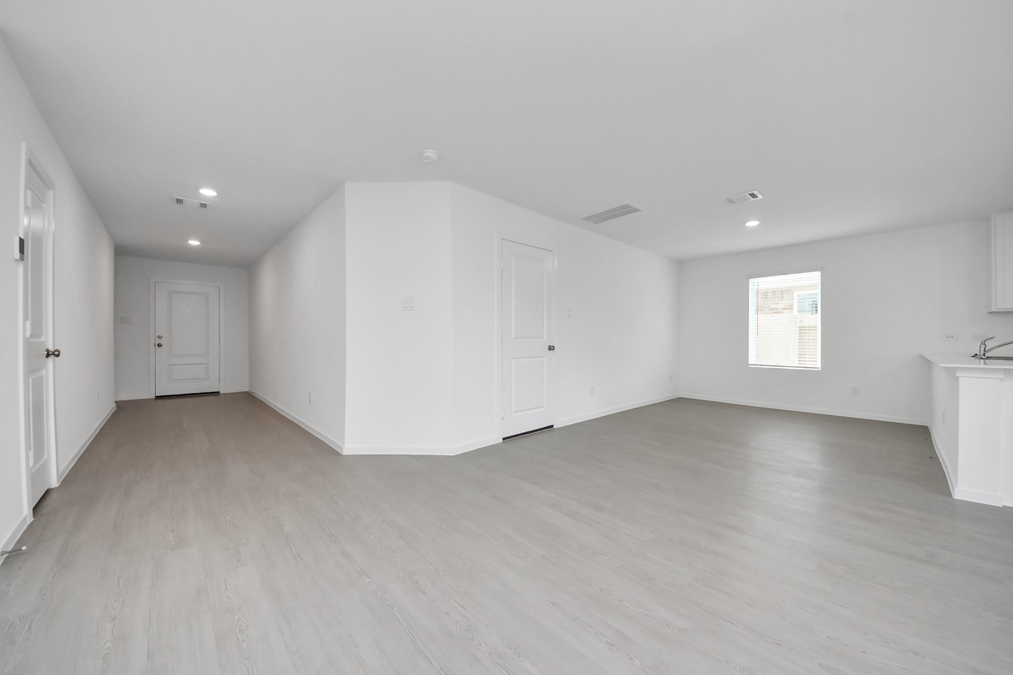 2931 Summer Breeze Way Angleton, TX 77515 - Photo 8 of 30 a view of an empty room with a window