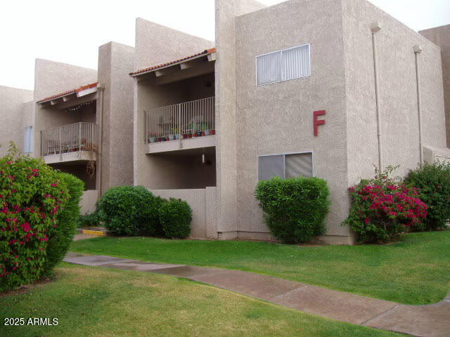 5525 East Thomas Road, Unit F18 Phoenix, AZ 85018 - Photo 2 of 2 a view of a back yard of the house