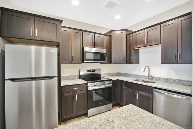 $2,850 | 280 Salmon Brook Street, Unit 7206, Granby, CT 06035