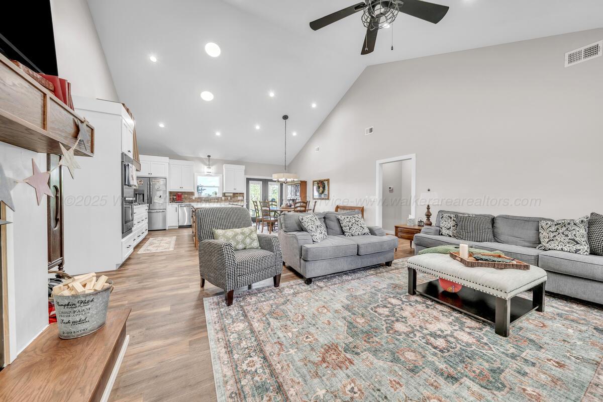 1944 Radiant City Road Nauvoo, AL 35578 - Photo 9 of 45 Living Room
