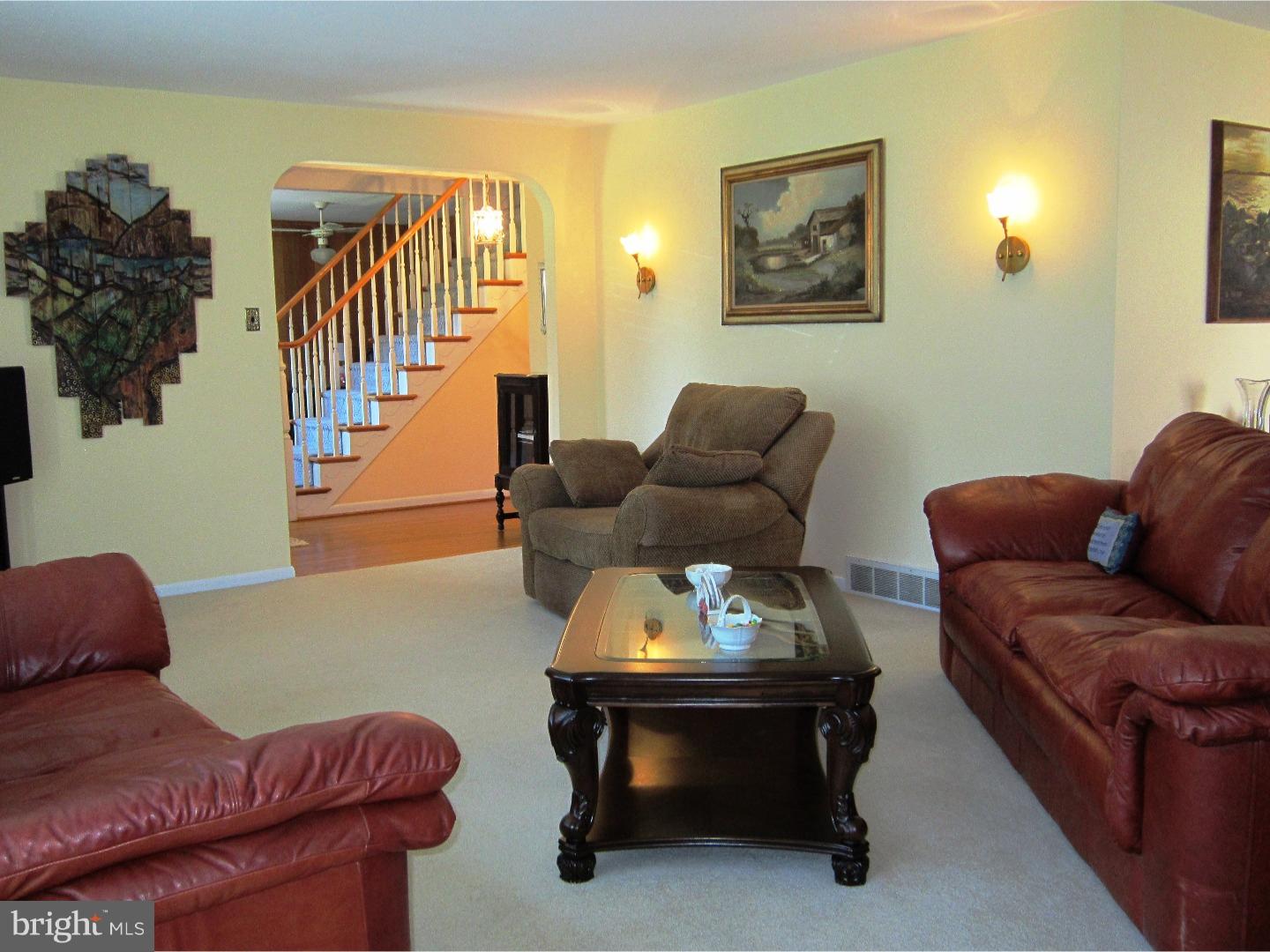 8 Greenvale Road Moorestown, NJ 08057 - Photo 5 of 25 Living Room