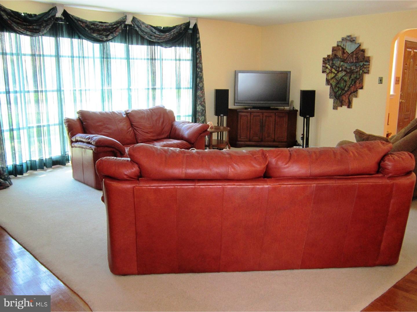 8 Greenvale Road Moorestown, NJ 08057 - Photo 7 of 25 Living Room