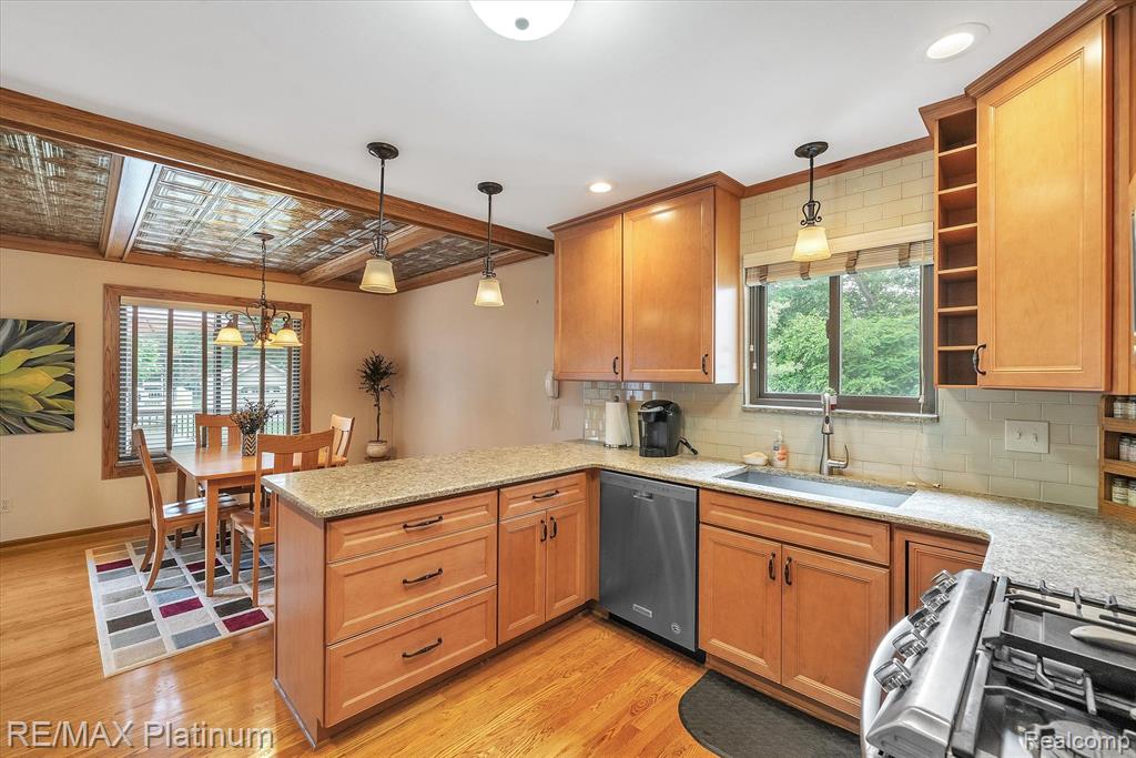 4089 West Maple Road Wixom, MI 48393 - Photo 11 of 46
