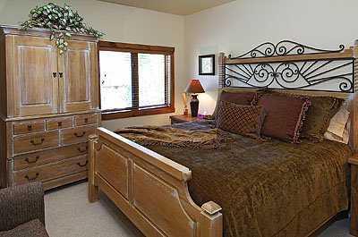 137 Knudson Ranch Road, Unit 137 Edwards, CO 81632 - Photo 3 of 8 a bedroom with a bed and a window