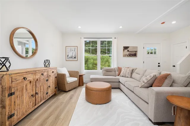 $2,950 | 50 South County Trail, North Kingstown, RI 02852