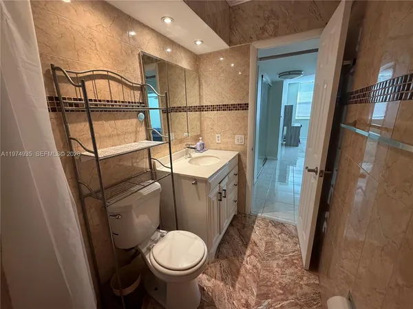 $2,000 | 3181 South Ocean Drive, Unit 305, Hallandale Beach, FL 33009