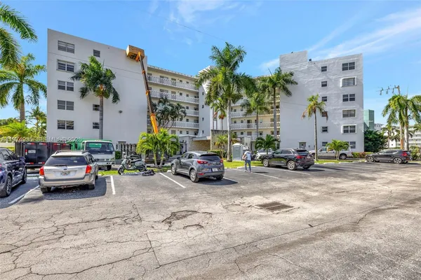 $2,000 | 3181 South Ocean Drive, Unit 305, Hallandale Beach, FL 33009