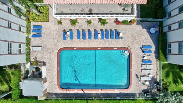 $2,000 | 3181 South Ocean Drive, Unit 305, Hallandale Beach, FL 33009