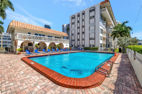 $2,000 | 3181 South Ocean Drive, Unit 305, Hallandale Beach, FL 33009