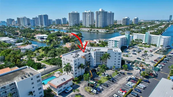 $2,000 | 3181 South Ocean Drive, Unit 305, Hallandale Beach, FL 33009