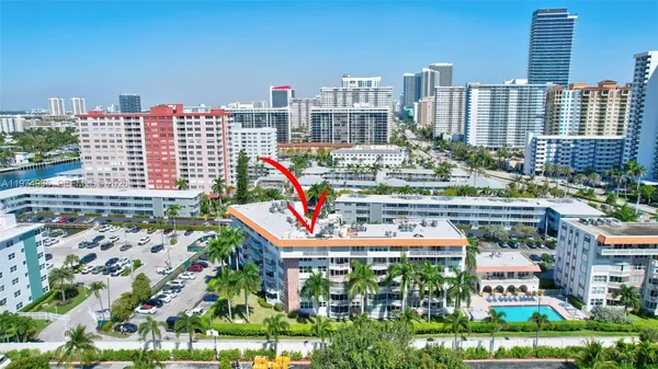 $2,000 | 3181 South Ocean Drive, Unit 305, Hallandale Beach, FL 33009