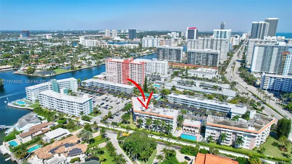 $2,000 | 3181 South Ocean Drive, Unit 305, Hallandale Beach, FL 33009