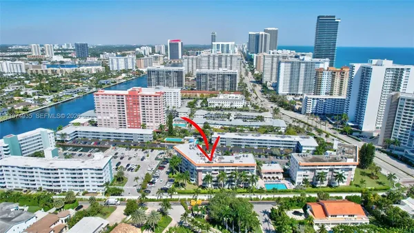 $2,000 | 3181 South Ocean Drive, Unit 305, Hallandale Beach, FL 33009