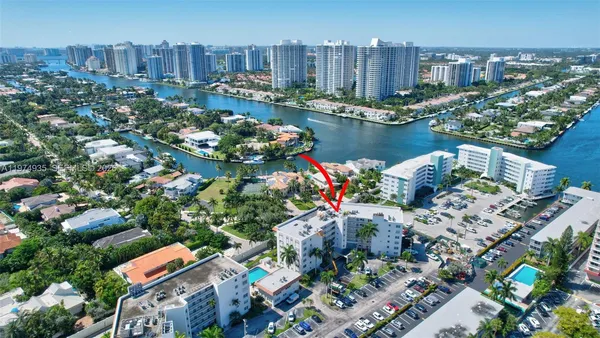 $2,000 | 3181 South Ocean Drive, Unit 305, Hallandale Beach, FL 33009