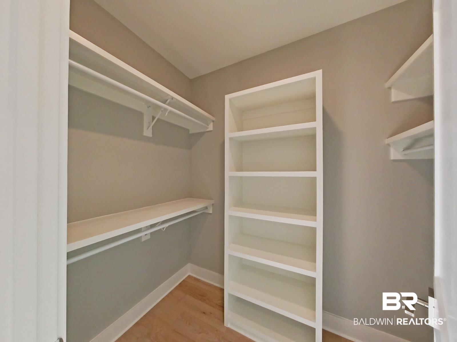 832 Inlet Circle Gulf Shores, AL 36542 - Photo 24 of 36 Guest Closet