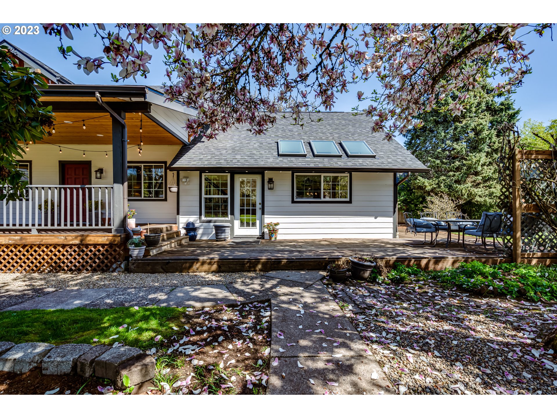 1163 Laurel Avenue Springfield, OR 97478 - Photo 41 of 44 a front view of a house with garden