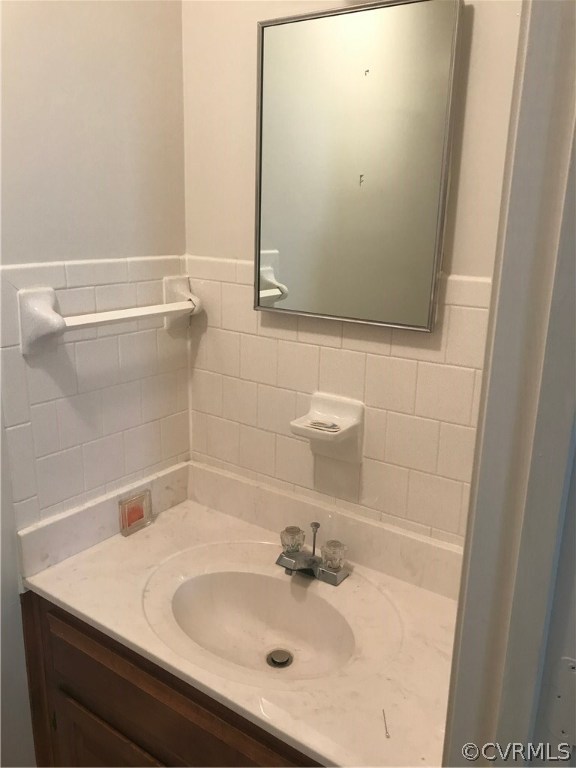 105 Princeton Road Colonial Heights, VA 23834 - Photo 18 of 26 Master half bath