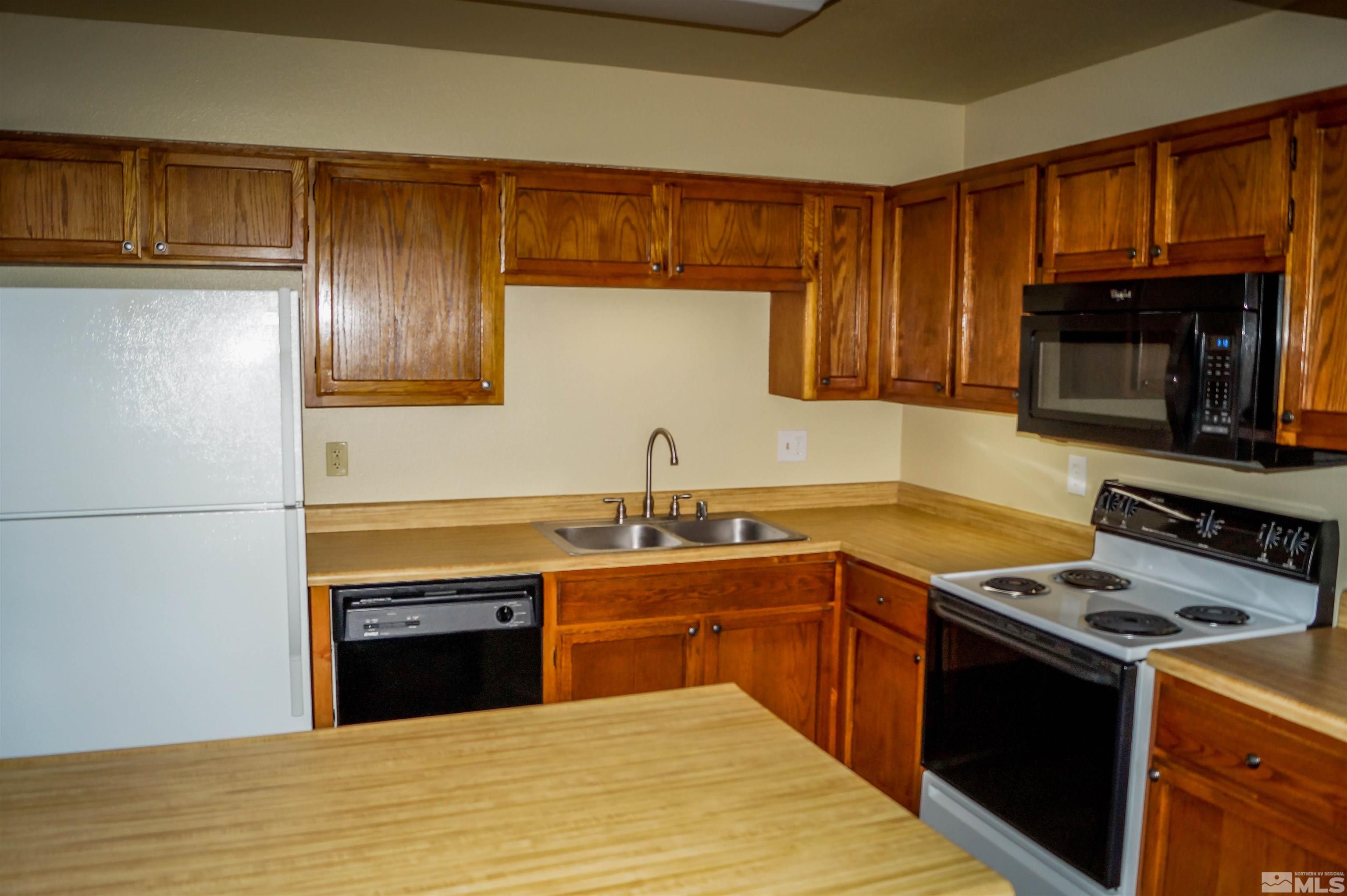 1465 East Peckham Lane, Unit 19 Reno, NV 89502 - Photo 7 of 35 Photo 7