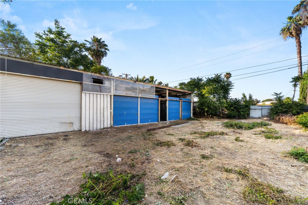 3869 Shamrock Avenue Riverside, CA 92501 - Photo 26 of 34 a view of a backyard of the house