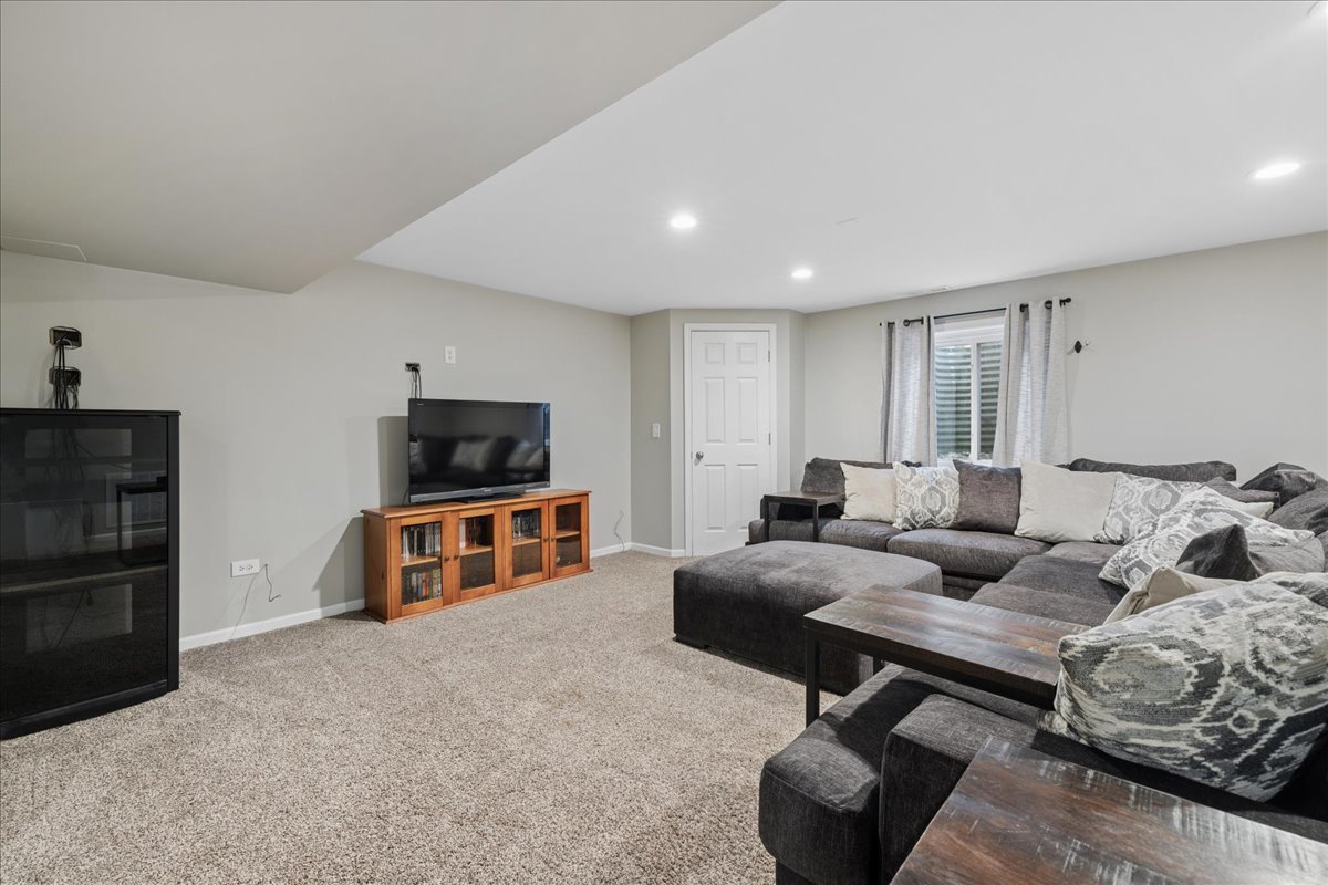327 Shelbourne Road Volo, IL 60073 - Photo 20 of 43