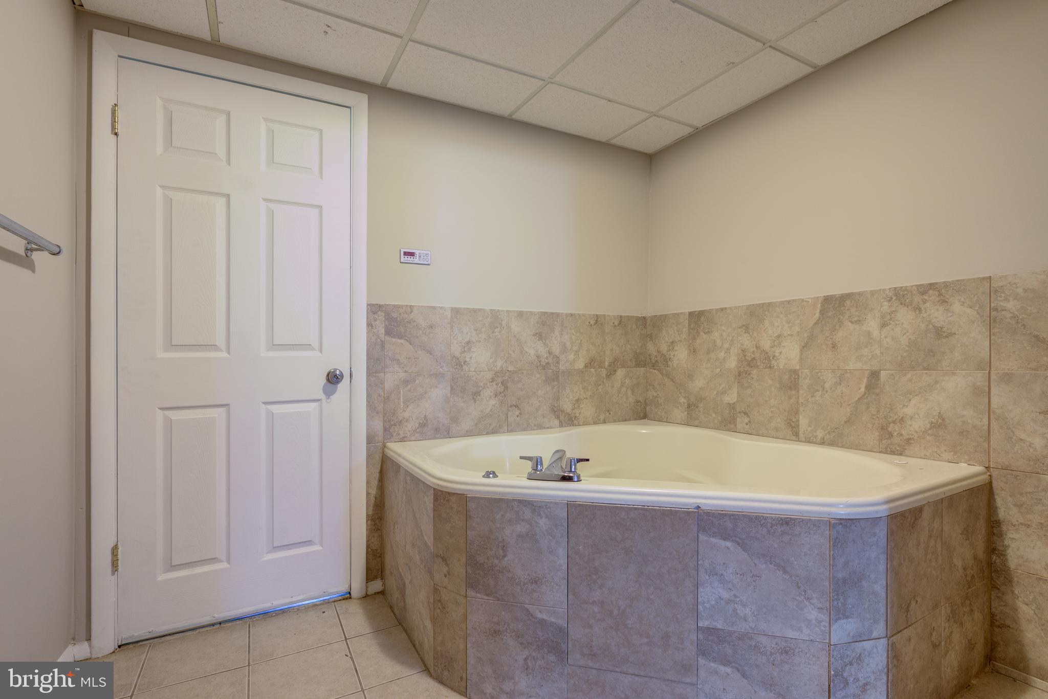 705 Atwood Road Philadelphia, PA 19151 - Photo 24 of 25 lower jacuzzi