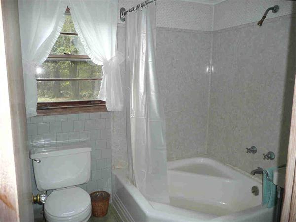 558 Leadmine Road Sturbridge, MA 01566 - Photo 11 of 15 a bathroom with a toilet and a shower