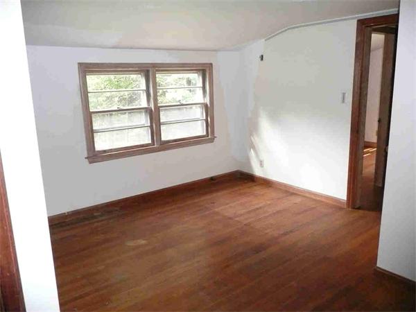 558 Leadmine Road Sturbridge, MA 01566 - Photo 12 of 15 an empty room with a window