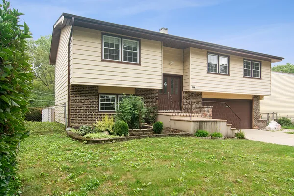 $499,900 | 1120 Valley Stream Drive, Wheeling, IL 60090