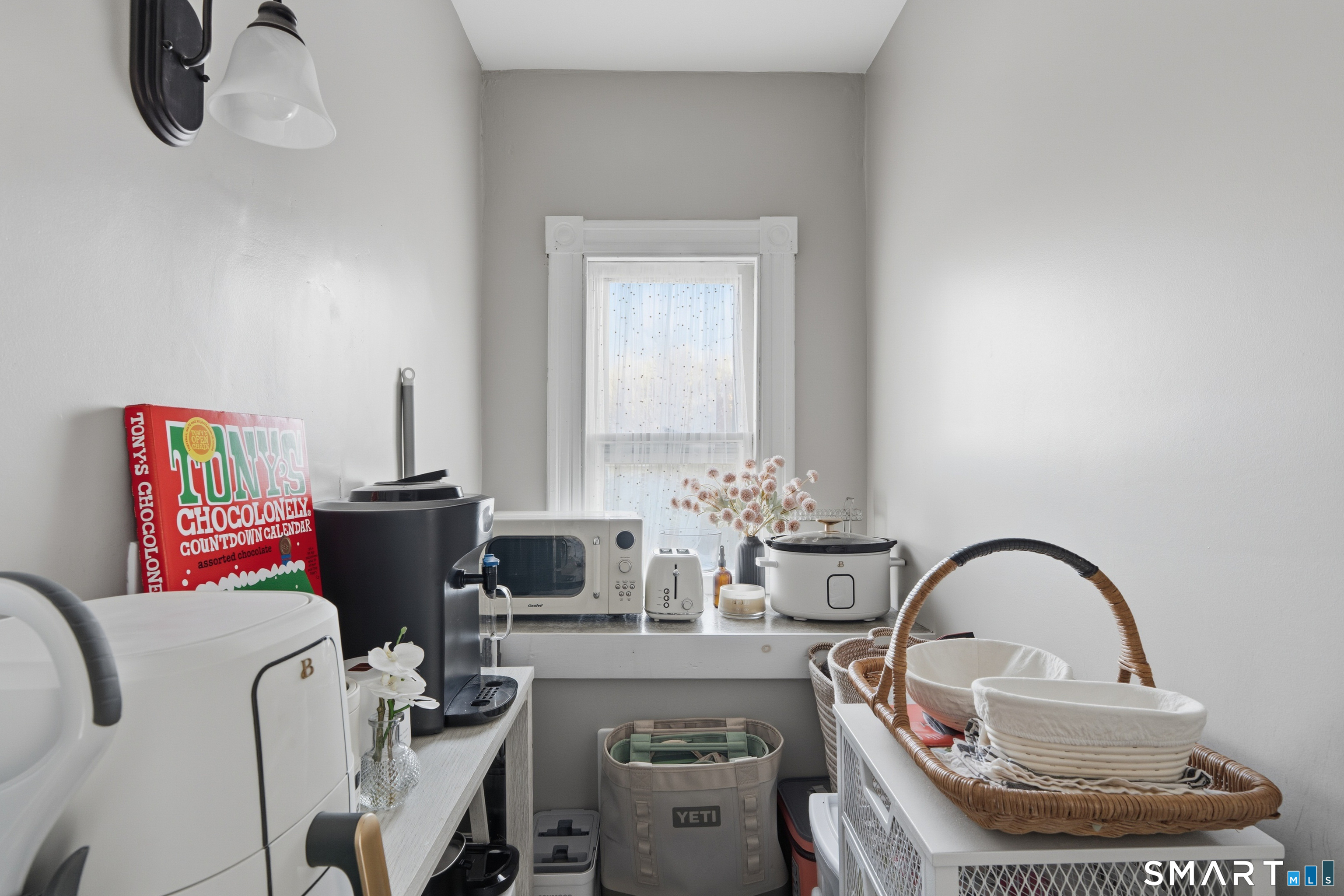 186 Arnoldale Road West Hartford, CT 06119 - Photo 21 of 22 a living room with furniture and a mirror