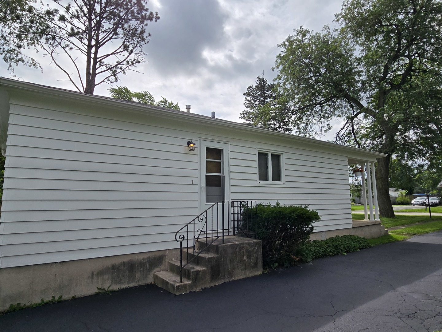 3620 Arthur Terrace Markham, IL 60428 - Photo 31 of 31 a front view of a house with garden