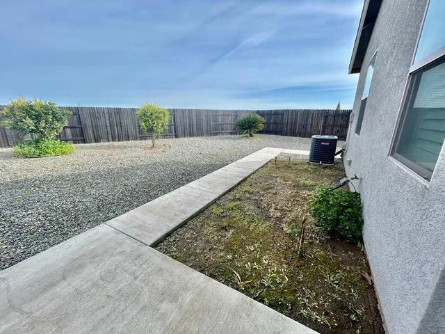 a view of a backyard