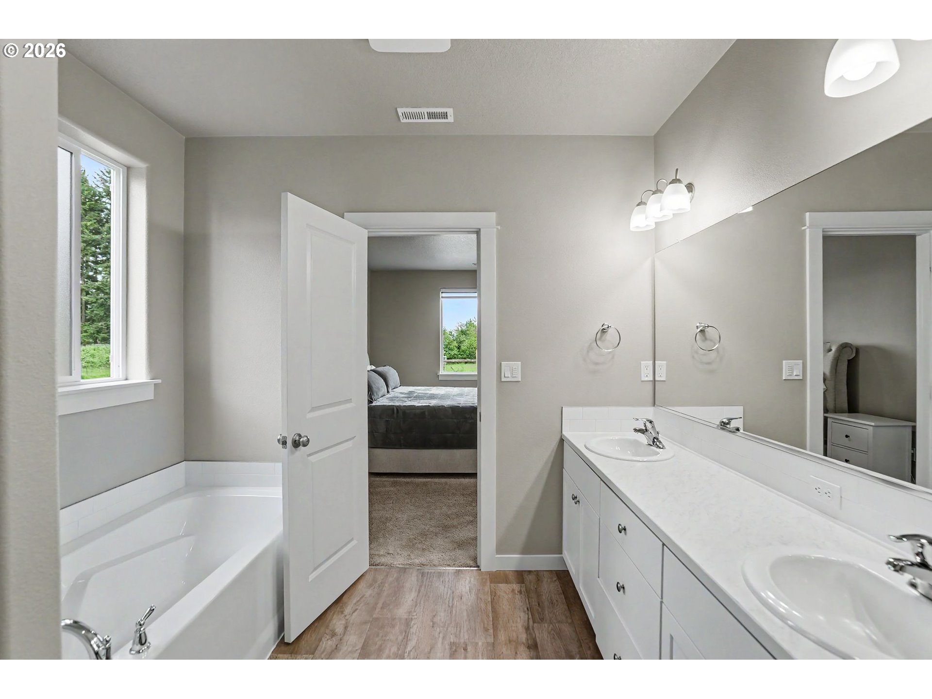 11862 Steinkamp Road Southeast Aumsville, OR 97325 - Photo 28 of 48 a en suite bathroom with a double vanity sink a mirror and a bathtub