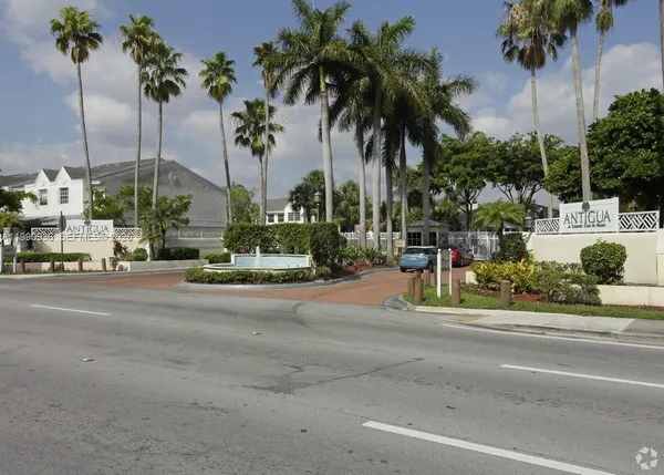 $1,850 | Country Club of Miami, Hialeah, FL 33015