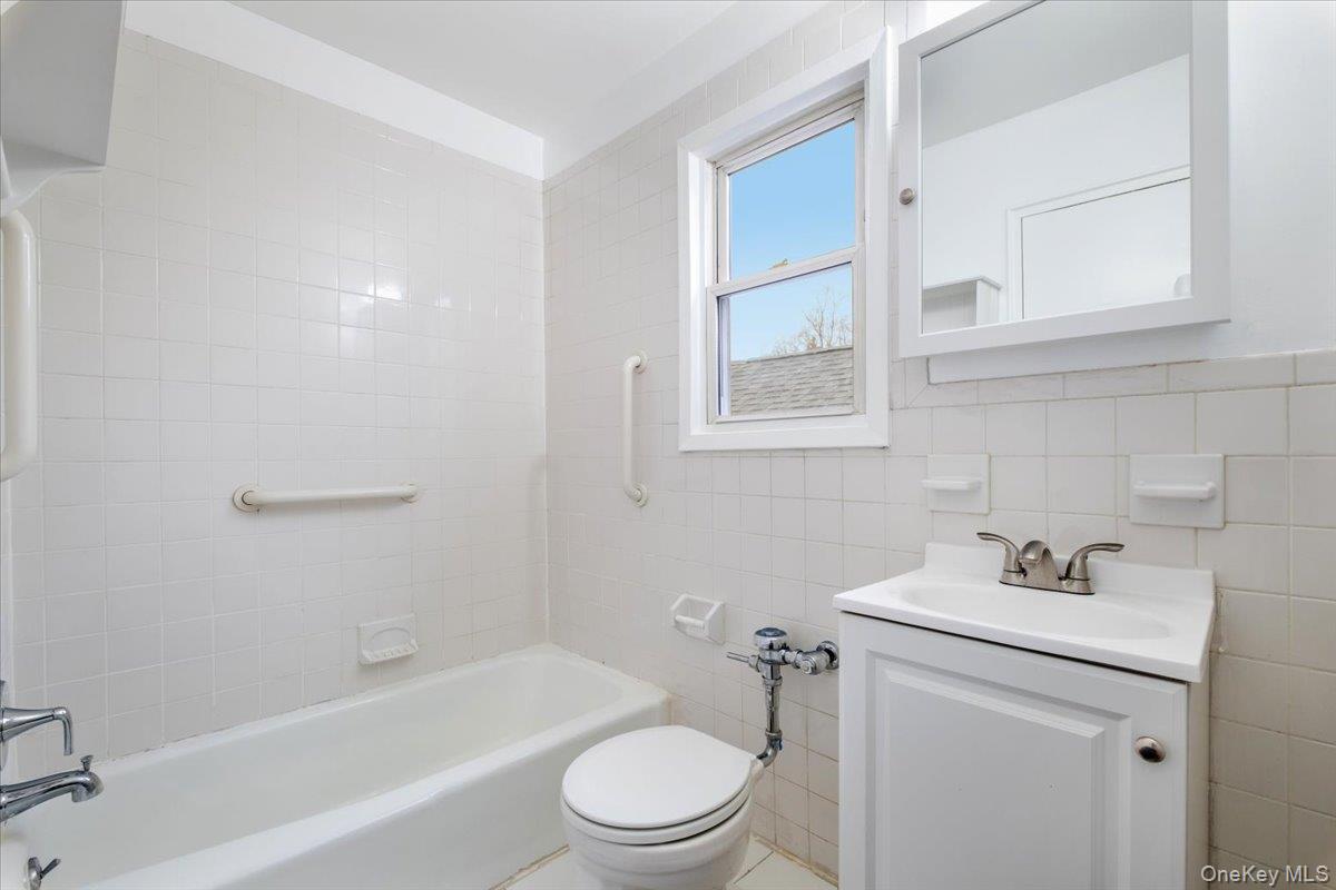 15 Chestnut Street, Unit 6A Rye, NY 10580 - Photo 18 of 27 a bathroom with a sink toilet and bathtub