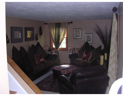 25 Wallace Road Sturbridge, MA 01566 - Photo 5 of 5 a living room with furniture