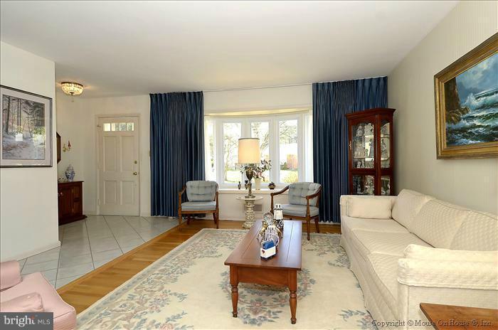 1113 Chiswell Lane Silver Spring, MD 20901 - Photo 2 of 24 Living Room