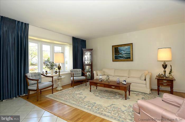 1113 Chiswell Lane Silver Spring, MD 20901 - Photo 12 of 24 Living Room