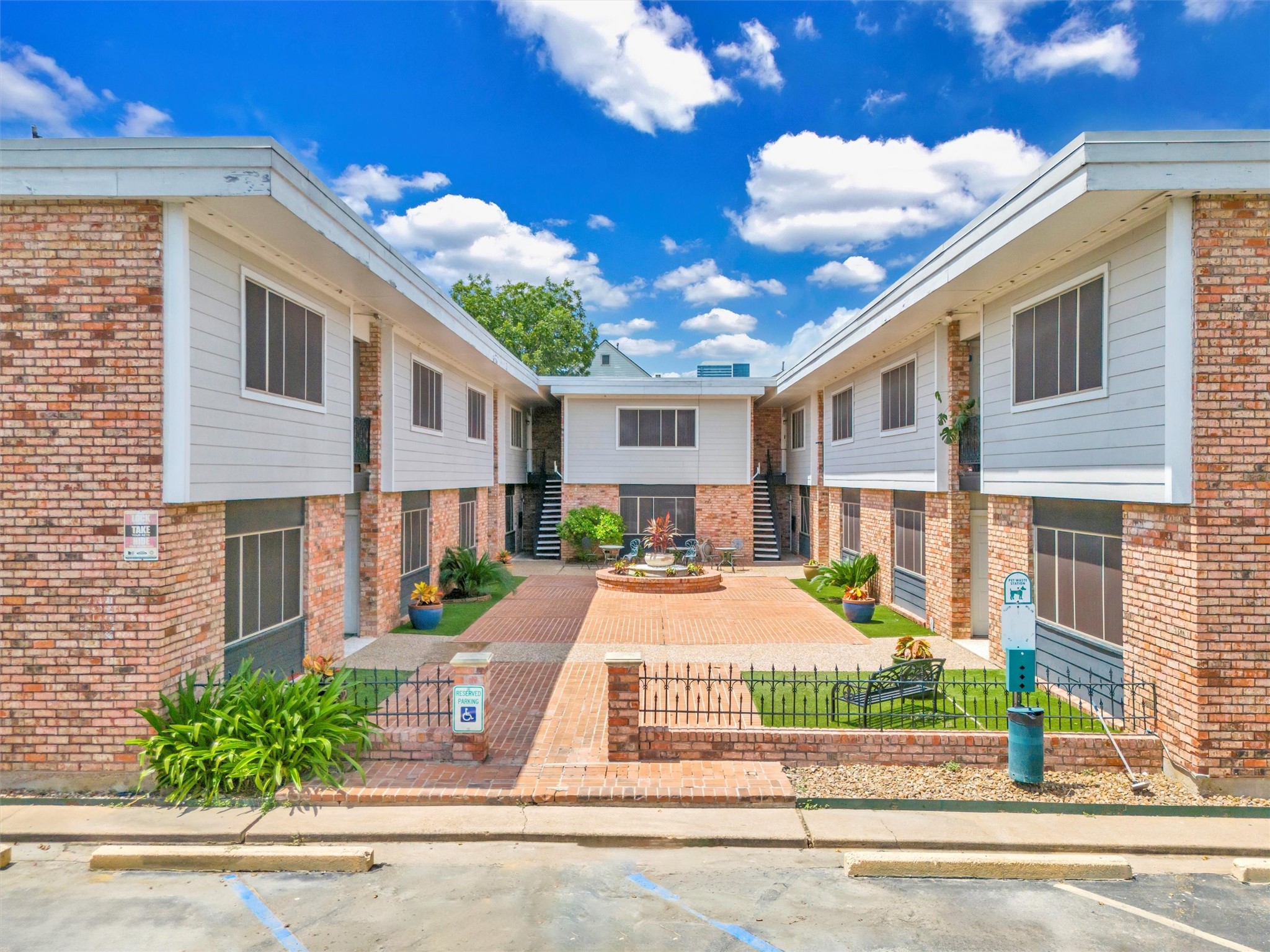 2011 Marshall Street, Unit 18 Houston, TX 77098 - Photo 3 of 18