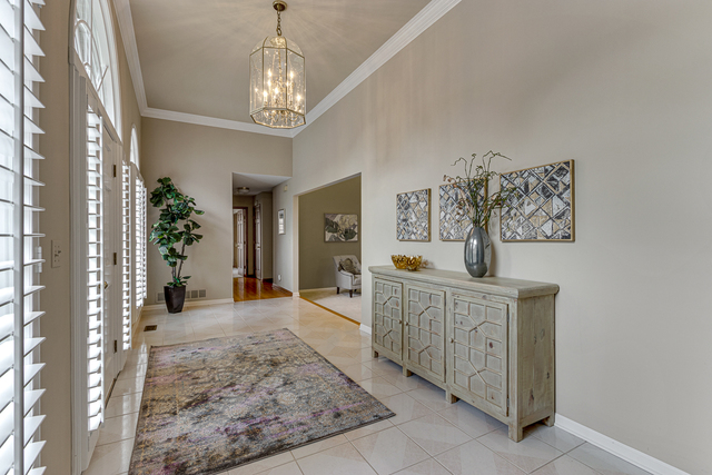 1102 Stonehedge Road St. Charles, IL 60174 - Photo 4 of 35 Gallery Image 4