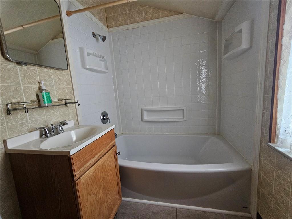 119 Springhouse Drive Butler, PA 16001 - Photo 23 of 33 Upstairs bathroom