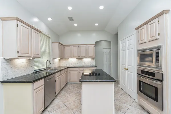 $2,595 | 202 West Sterling Pond Circle, The Woodlands, TX 77382
