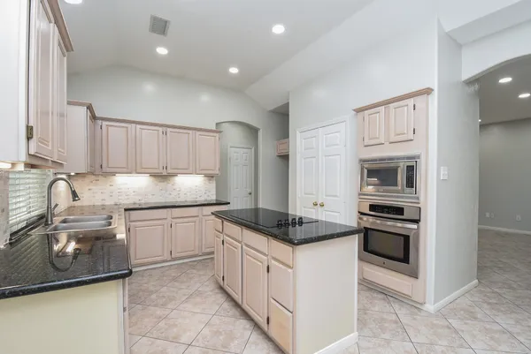 $2,595 | 202 West Sterling Pond Circle, The Woodlands, TX 77382