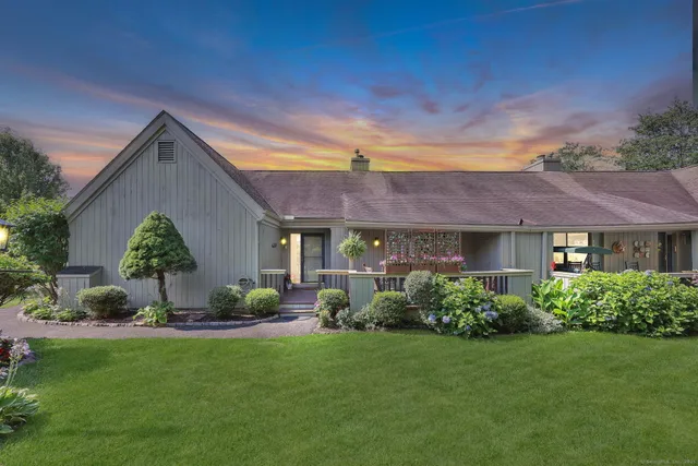a view of a yard in front of house