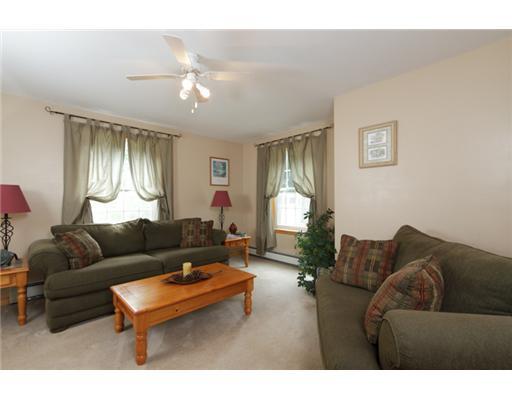 208 Gorden Road Readfield, ME 04355 - Photo 10 of 25 Living Room.