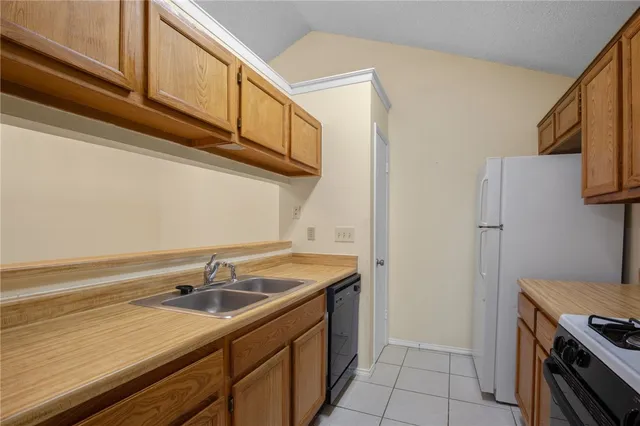an empty room with closet and ceiling fan