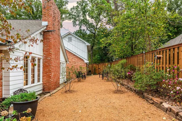 a view of a backyard with pathway